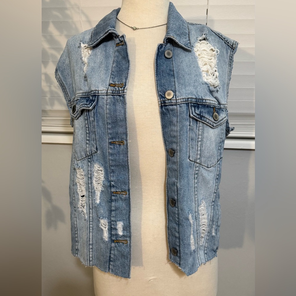 Women’s vintage cut off jean jacket